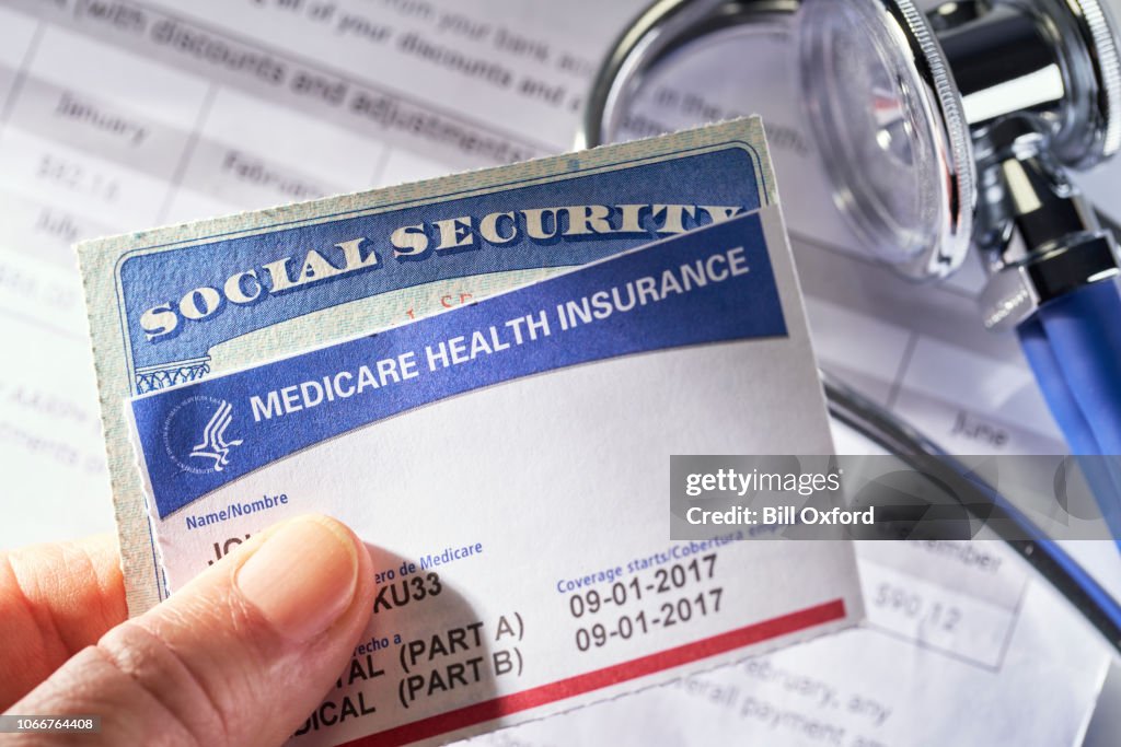 Medicare Health Insurance Card auf medizinische Rechnung, Taschenrechner und Stethoskop