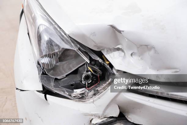 crashed car image - bumper 個照片及圖片檔