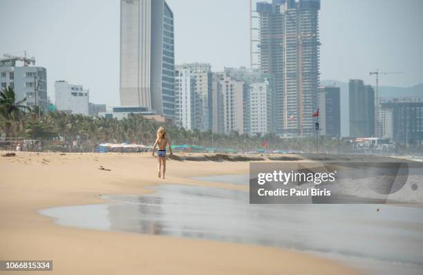 little boy playing on my khe beach, da nang, vietnam - vietnam beach stockfoto's en -beelden