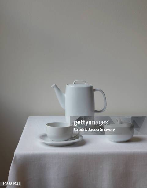 modern tea/coffee set on white linen table. - ティーポット ストックフォトと画像