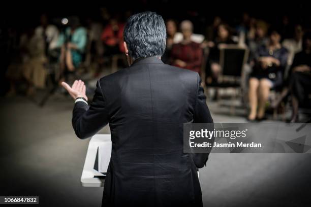 presentation speaker at business conference - man press conference stock pictures, royalty-free photos & images