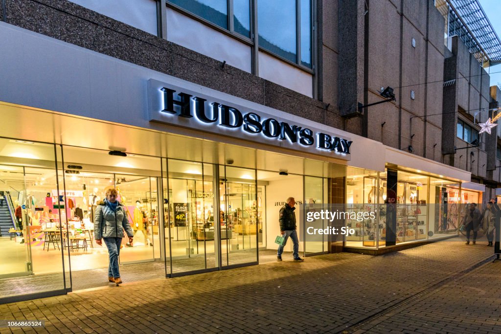Hudsons Bay Company Einzelhandel speichern in Zwolle bei einem kalten Winterabend