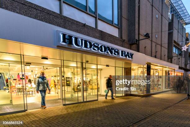 negozio al dettaglio hudson's bay company a zwolle durante una fredda serata invernale - hudson bay company foto e immagini stock