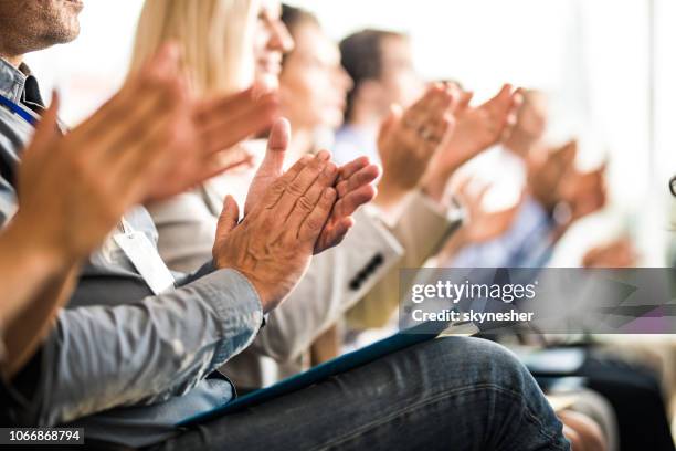 applaudissant sur un séminaire d’entreprise ! - applaudir photos et images de collection