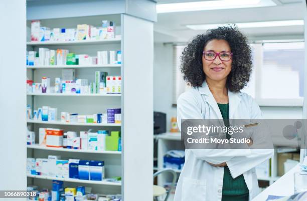 verstrekking van topkwaliteit geneeskunde is wat ik doe - apotheker stockfoto's en -beelden