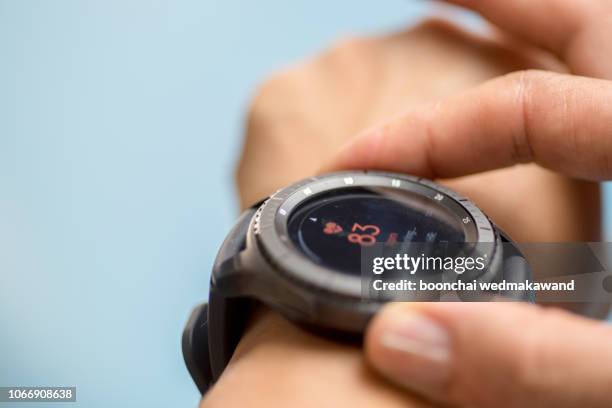 generic design smartwatch. touching screen. pulse checking. heart rate monitor during jogging - poignet photos et images de collection