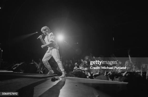 George Michael Instruments 200 George Michael Performs At The 02 Stock Photos, High-Res Pictures ...