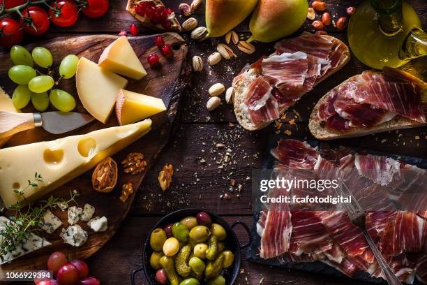 aperitivo mediterráneo delicioso tiro desde arriba - queso español fotografías e imágenes de stock