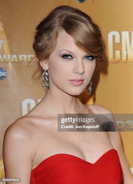 Singer Taylor Swift arrives at the 44th Annual CMA Awards at the Bridgestone Arena on November 10, 2010 in Nashville, Tennessee.