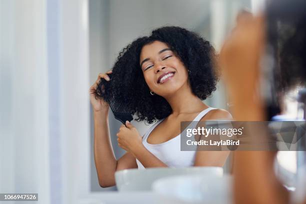 cabello feliz, vida feliz - thick black woman fotografías e imágenes de stock