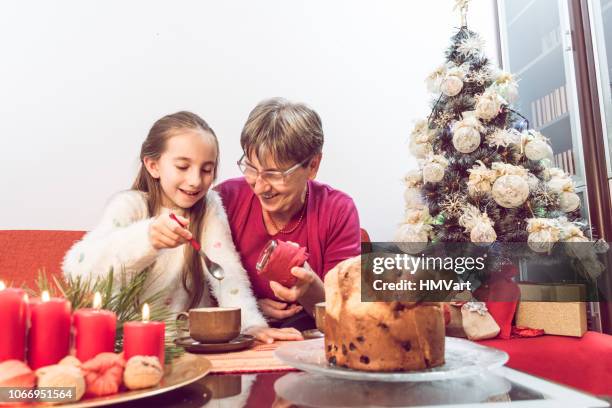 celebrar o natal com a avó - panettone - fotografias e filmes do acervo