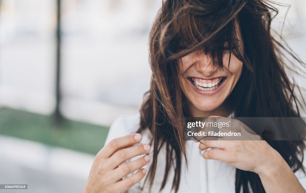 Mujer sonriente en un día ventoso