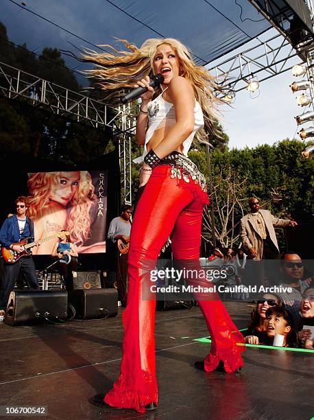 642 Shakira 2001 Photos & High Res Pictures - Getty Images