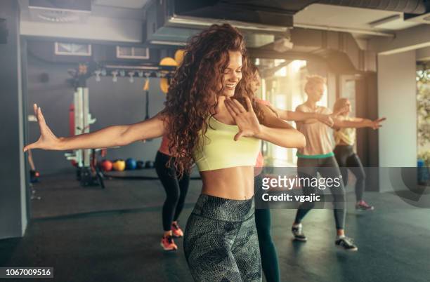 dance fitness - women working out gym stock pictures, royalty-free photos & images