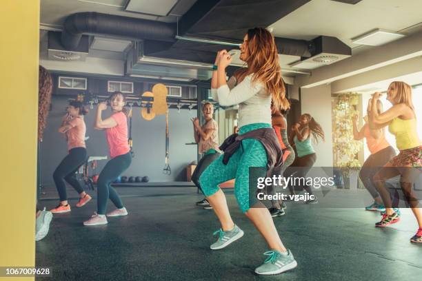 dance fitness - zumba class stock pictures, royalty-free photos & images