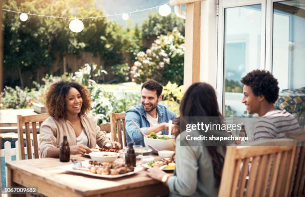 nuestro amor por la comida es un hilo común - barbacoa amigos fotografías e imágenes de stock