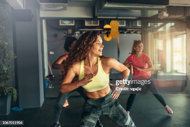 dance fitness - zumba fitness stockfoto's en -beelden