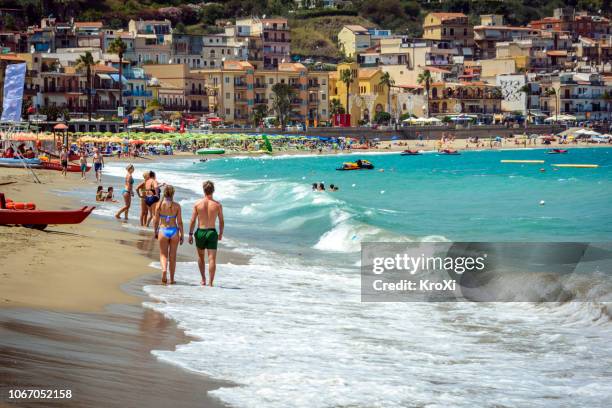 strand von giardini-naxos - giardini naxos stock-fotos und bilder