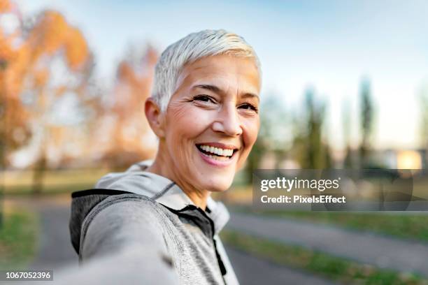 wie zei selfies zijn alleen voor de jeugd? - wit haar stockfoto's en -beelden