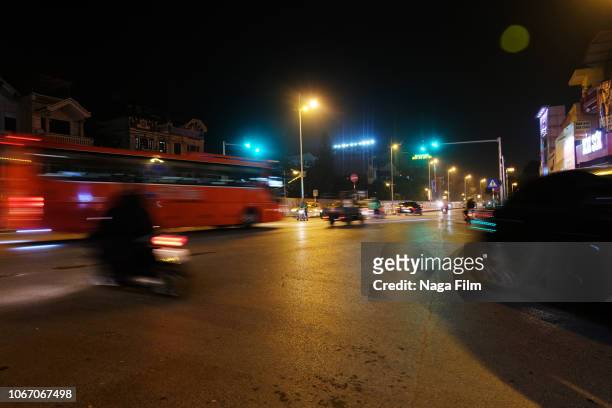 long exposure of traffic in the yen phu district at night. hanoi, vietnam - traffik film 2018 stock-fotos und bilder