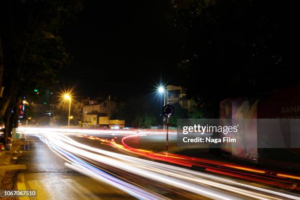 long exposure of traffic in the yen phu district at night. hanoi, vietnam - traffik film 2018 stock-fotos und bilder