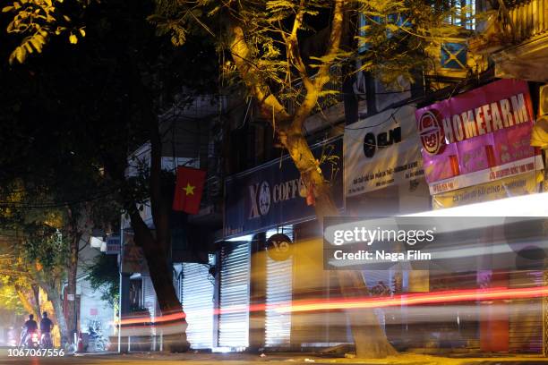 long exposure of traffic in the yen phu district at night. hanoi, vietnam - traffik film 2018 stock-fotos und bilder