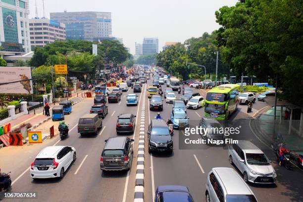 overheard street scene with traffic in jakarta, indonesia - jakarta stock pictures, royalty-free photos & images