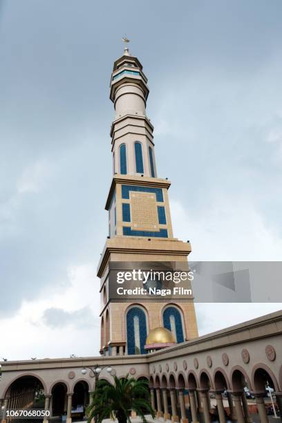 samarinda islamic center mosque, samarinda, indonesia - samarinda islamic center mosque stock pictures, royalty-free photos & images