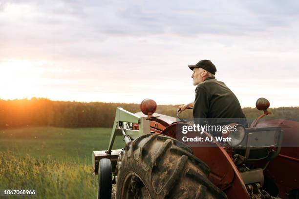 wat is een boer zonder zijn trekker? - daily life in canada stockfoto's en -beelden