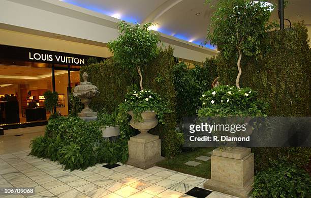 12 Louis Vuitton Atlanta Historical Garden Maze Event Stock Photos