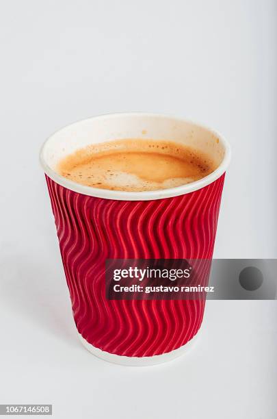 red glass of espresso coffee - wegwerpbeker stockfoto's en -beelden