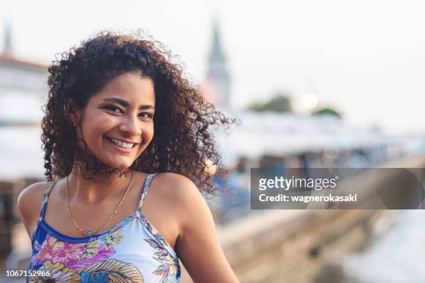portret van brunette braziliaans meisje met krullend haar, op ver-o-peso markt, belem ken para - belém brazilië stockfoto's en -beelden