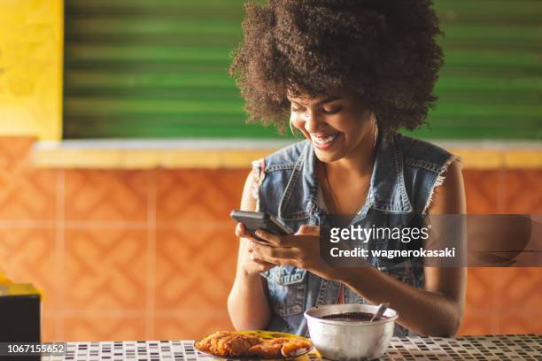 アサイ、アマゾンの料理の典型的な食べ物の組み合わせと魚のフライを食べてアフロ ブラジルの女性の肖像画 - belém brazil ストックフォトと画像