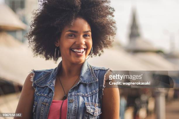 porträt von afro brasilianischen frau lächelte, ver-o-peso-markt, belem para - belem stock-fotos und bilder