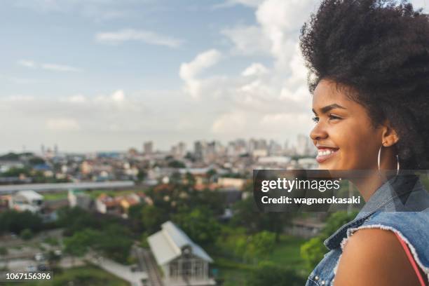 retrato de mujer brasileña afro sonriendo en el mangal das garcas, belem do pará - estado pará fotografías e imágenes de stock