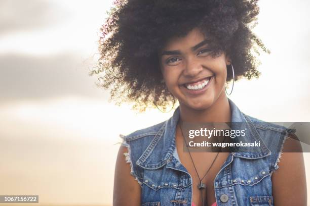 portret van afro braziliaanse vrouw die lacht, in mangal das garcas, belem doen para - pará stockfoto's en -beelden