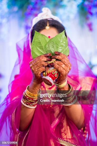 shubhodristi. (stare bon augure) - indian wedding ceremony photos et images de collection