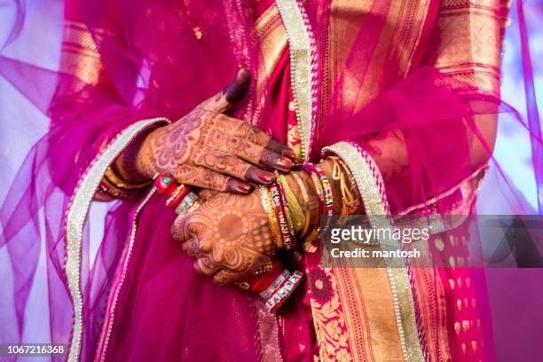 bengali wedding rituals. - gold sari imagens e fotografias de stock