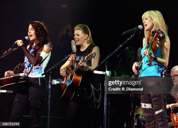 Dixie Chicks Martie Maguire Photos and Premium High Res Pictures ...