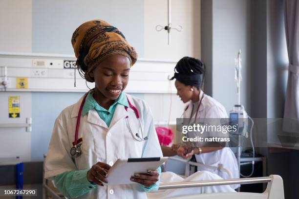 在數位平板電腦上檢查患者記錄 - africa 個照片及圖片檔