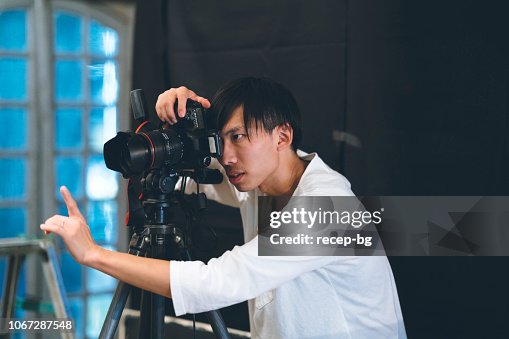 彼のスタジオで写真を撮るプロの写真 彼のスタジオで写真を撮るプロの写真