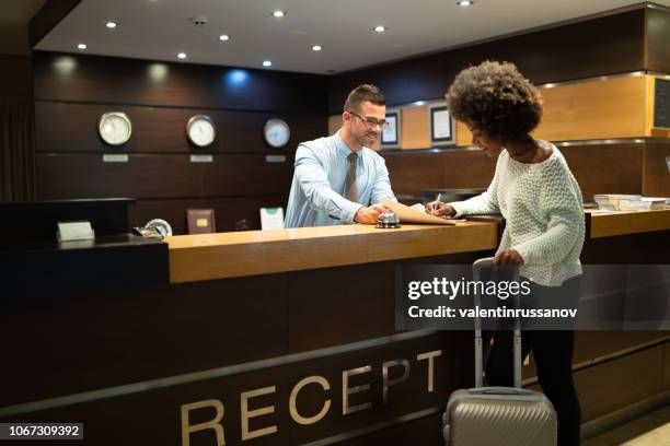 toeristische register in hotel - travel service stockfoto's en -beelden