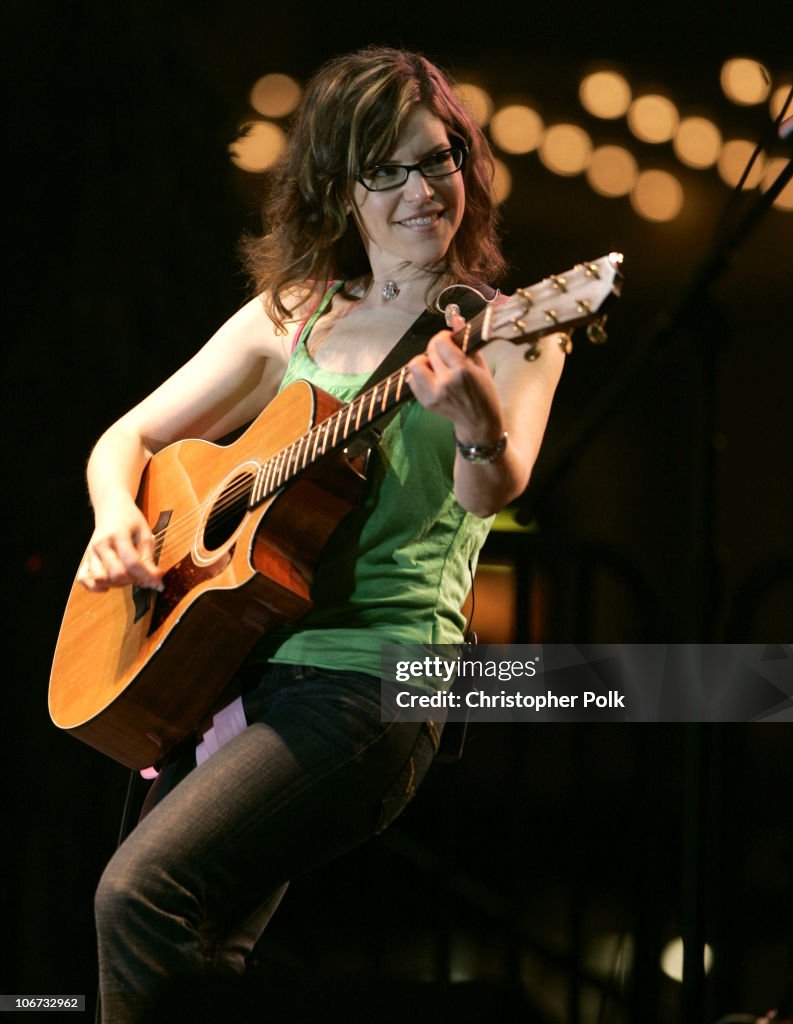 Lisa Loeb, Kimberley Locke and Jeff Goldblum Perform at The Grove 2004 Summer Concert Series Finale - August 25, 2004