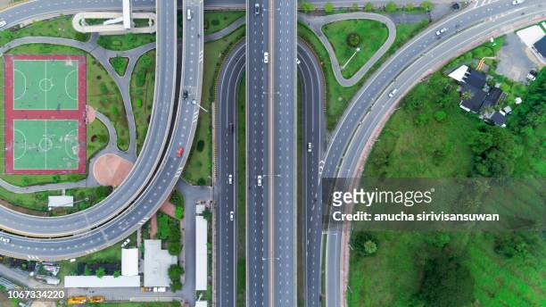 aerial top view traffic roundabout road in city at day, aerial view traffic in bangkok. - car top view foto e immagini stock