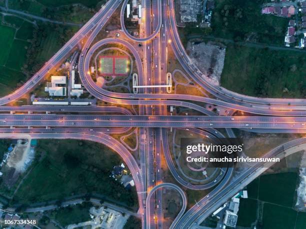 aerial top view traffic roundabout road in city at day, aerial view traffic in bangkok. - crossroad top view stockfoto's en -beelden