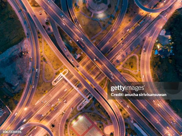 aerial top view traffic roundabout road in city at day, aerial view traffic in bangkok. - crossroad top view stockfoto's en -beelden