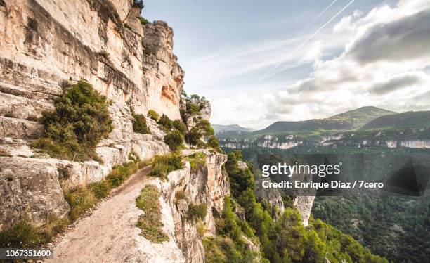 siurana cliff hiking path - rock face fotografías e imágenes de stock