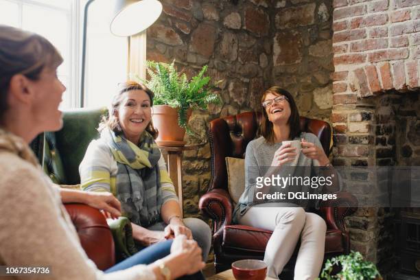 Kvinnliga vänner att fånga upp över kaffe