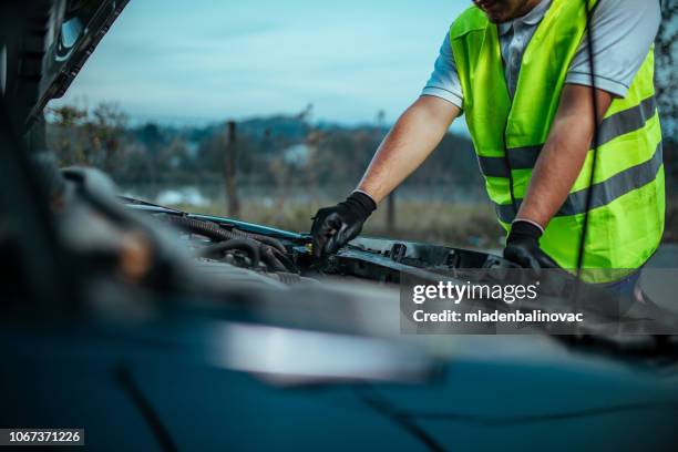 problemas de coche - borde de la carretera fotografías e imágenes de stock