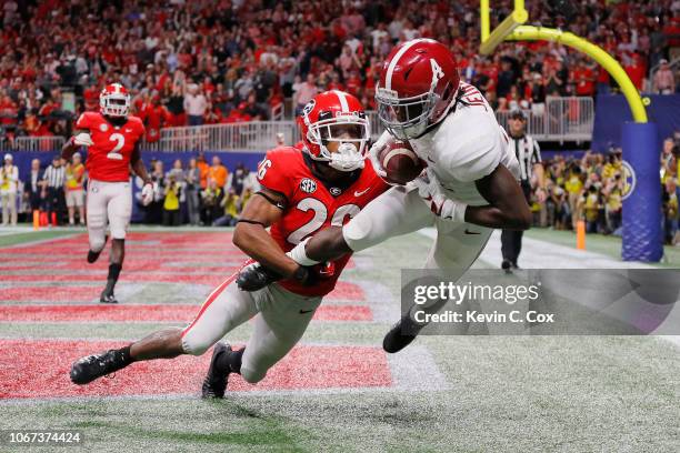 Jerry Jeudy of the Alabama Crimson Tide catches a touchdown pass against Tyrique McGhee of the Georgia Bulldogs in the fourth quarter during the 2018...